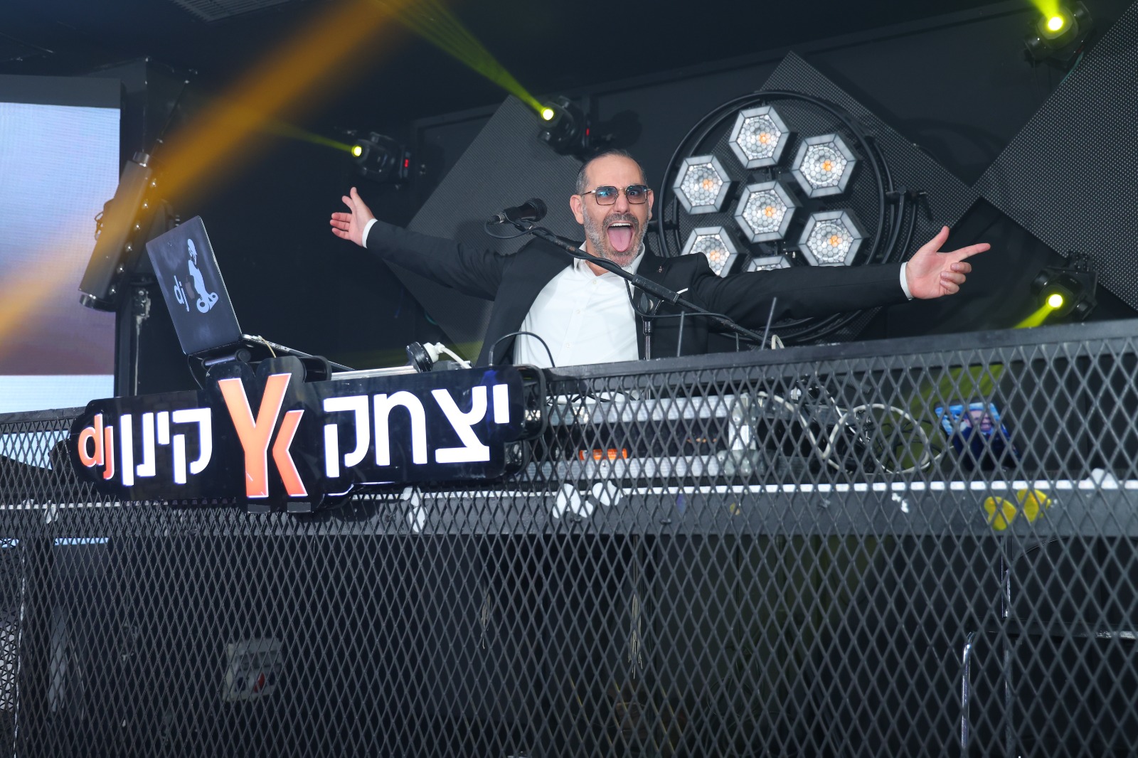 יצחק קינן על הבמה