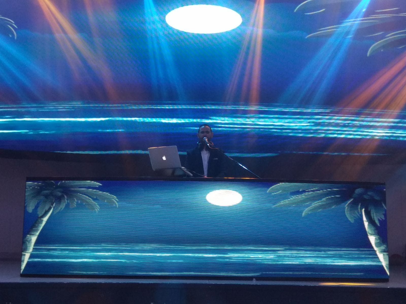 עמדת DJ עם מסכי LED