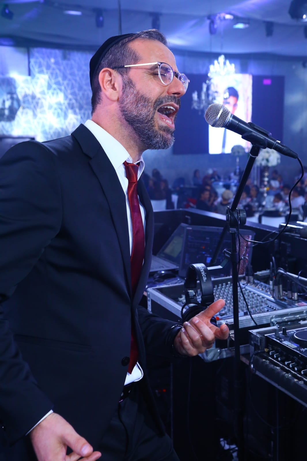 יצחק קינן שר באירוע